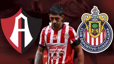 Víctor Guzmán junto a los escudos de Atlas y Chivas / FOTO MILENIO