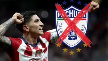 Víctor Guzmán junto al escudo del Pachuca / FOTO YAHOO NOTICIAS