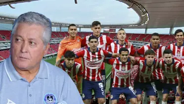 Víctor Manuel Vucetich junto a futbolistas de Chivas / FOTO GETTY IMAGES