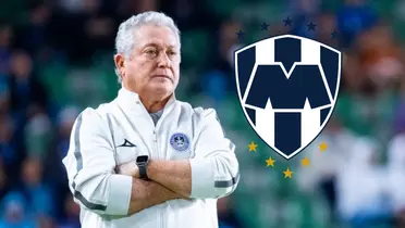 Víctor Manuel Vucetich junto al escudo de Rayados / FOTO CLARO SPORTS