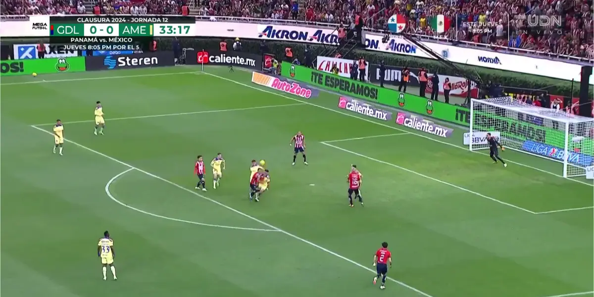 VIDEO | ¿Era penal? Cáceres le pega a Alvarado dentro del área y no se marcó nada