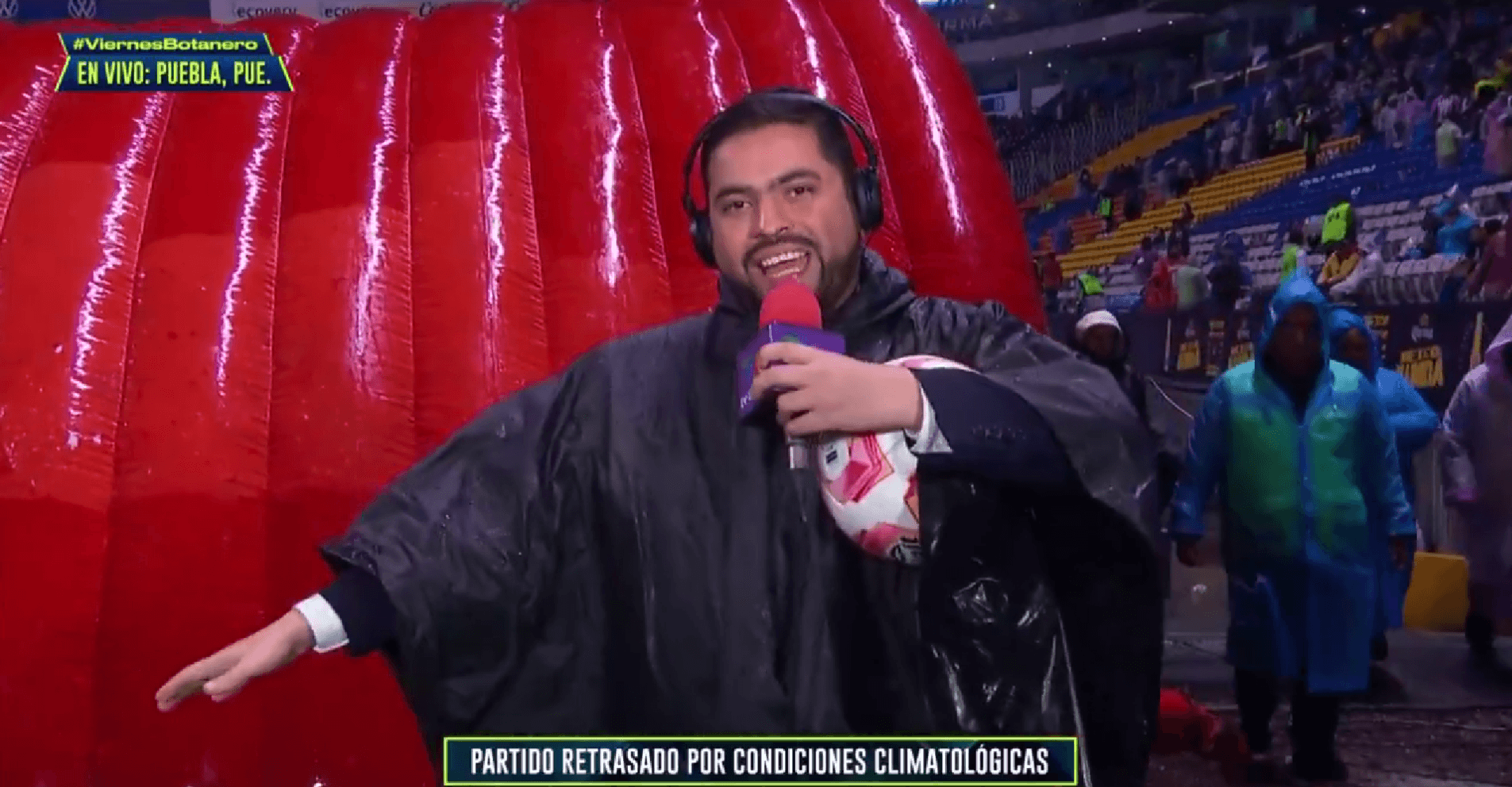 Villa Villa en el Chivas vs Puebla. Captura de Azteca
