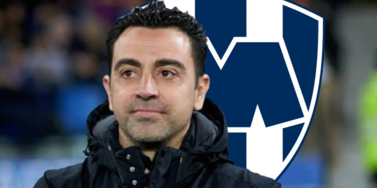 Xavi Alonso junto al escudo de Rayados / FOTO MÓN ESPORT