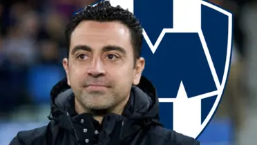 Xavi Alonso junto al escudo de Rayados / FOTO MÓN ESPORT