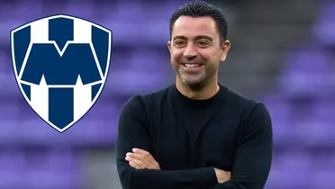 Xavi Hernández junto al escudo de Rayados / FOTO TYC SPORTS