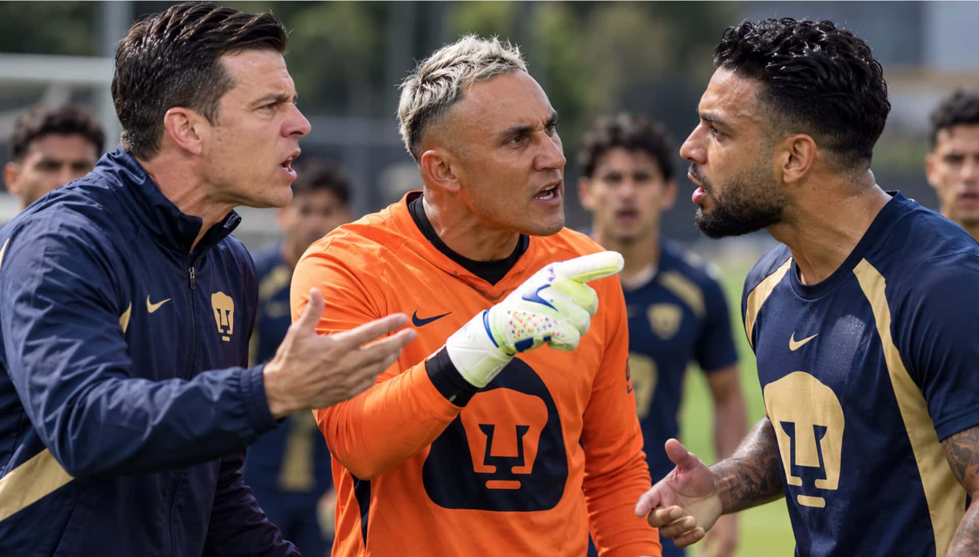 Esteban Solari dando órdenes a Navas y Silva
