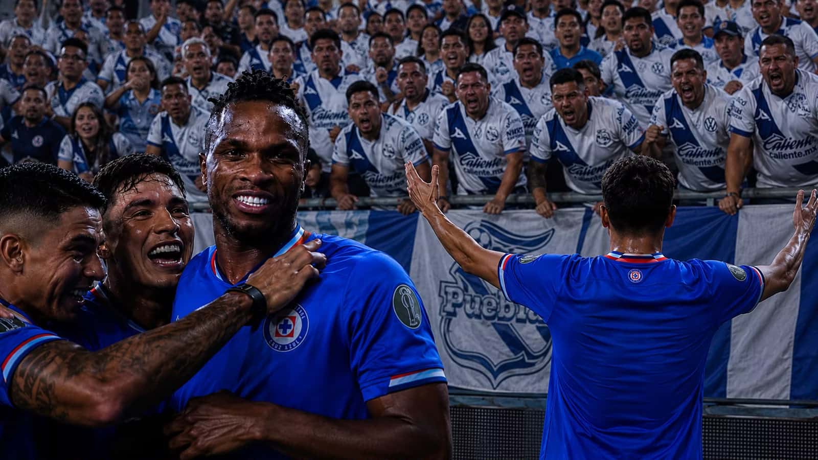 Willer Ditta mostró el parche de campeón frente a los aficionados de Puebla.
