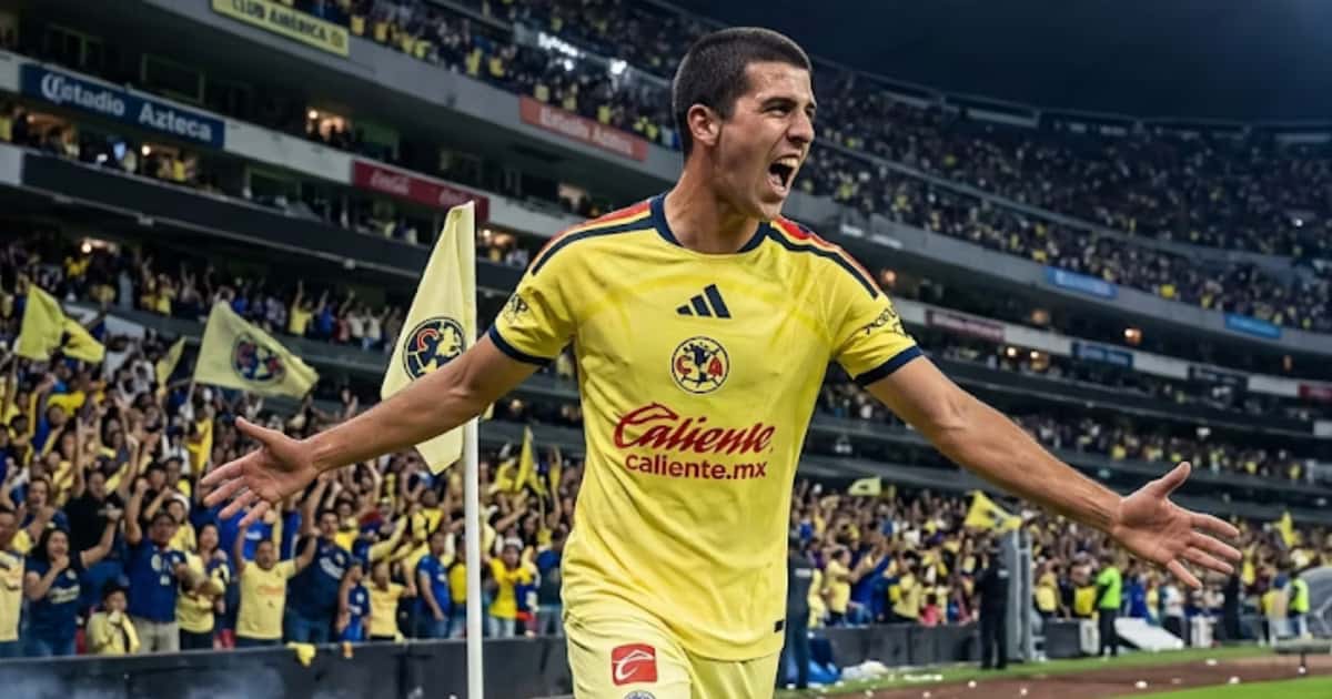 Alejandro Cárdenas festejando con los brazos abiertos en el Estadio Azteca