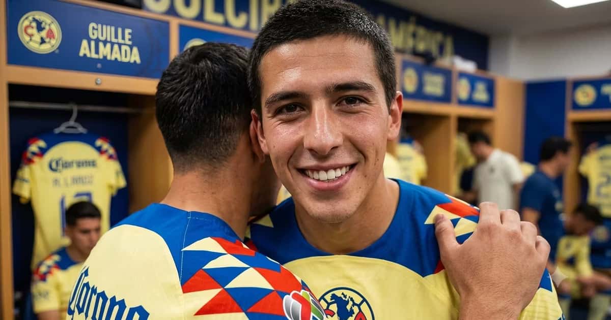 Alejandro Cárdenas siendo abrazado en el vestuario de América