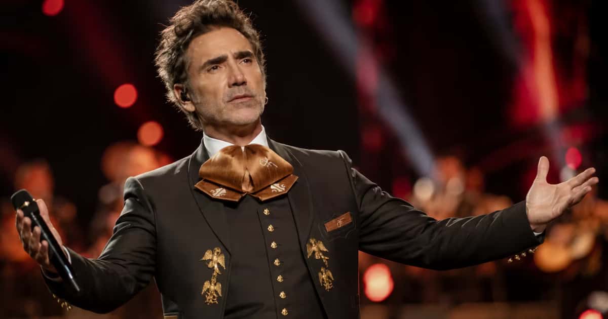 Amaury Vergara se volvió viral al celebrar cuando Alejandro Fernández mencionó a Chivas en Guadalajara.