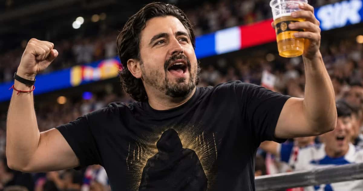 Amaury Vergara fue captado en las tribunas del Dallas Stadium mientras utilizaba una playera de Chivas.