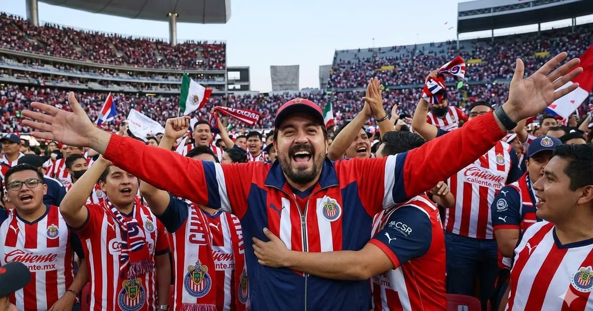 Amaury Vergara festejando con los aficionados de Chivas