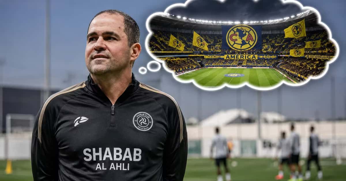 André Jardine utilizó un silbato con el nombre del Club América durante sus primeros entrenamientos con el Shabab Al Ahli.