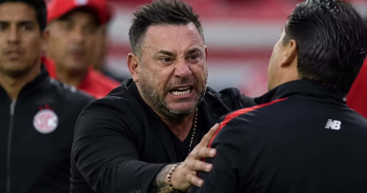 Antonio Mohamed apartó a un integrante del staff de Toluca para detener sus protestas.
