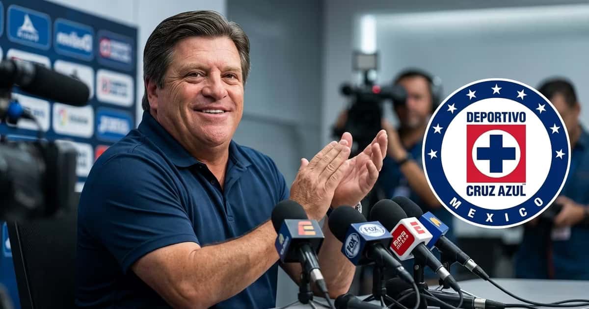 Miguel "Piojo" Herrera aplaudiendo junto al logo de Cruz Azul