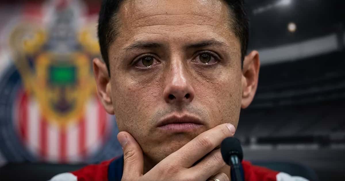 Chicharito Hernández entre lágrimas con el escudo de Chivas detrás de él