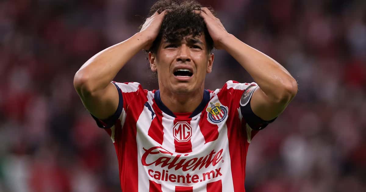 Erick Gutiérrez habría rechazado a Santos y ahora Chivas condiciona su posible salida rumbo a Toluca.