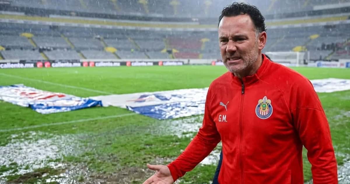 Gabriel Milito enojado en el Estadio Jalisco por las fuertes lluvias