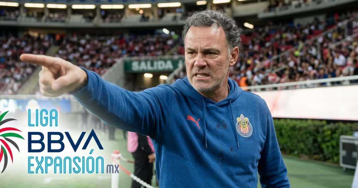 Gabriel Milito señalando hacia el logo de la Liga Expanison