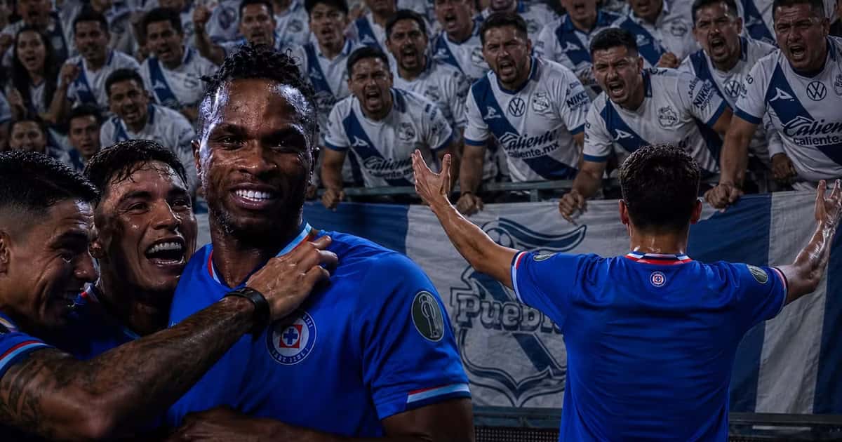 Willer Ditta mostró el parche de campeón frente a los aficionados de Puebla.