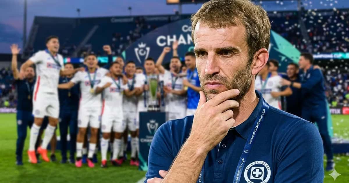 Iván Alonso se unió las celebraciones de Cruz Azul en el Estadio Jalisco