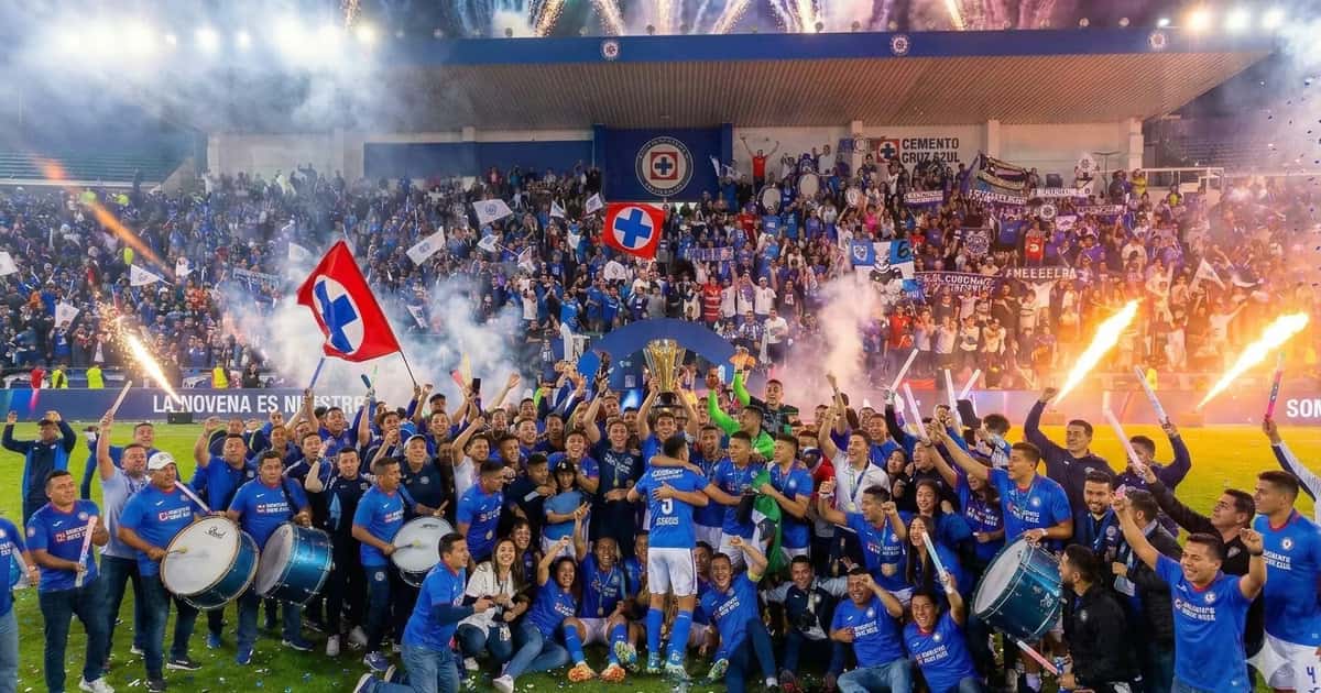 Sereneta de la afición de Cruz Azul a la plantilla