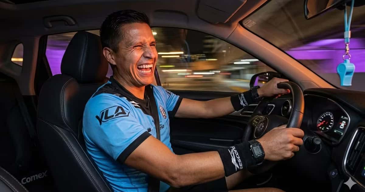 Daniel Quintero llegó en un coche de lujo valorado en 560 mil pesos