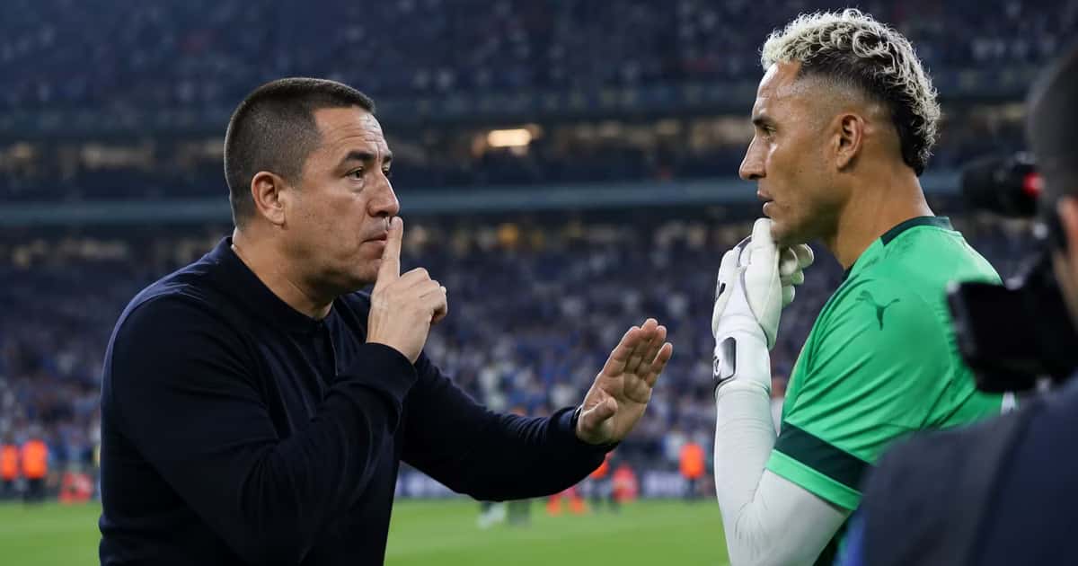 Efraín Juárez tuvo un desacuerdo con Keylor Navas