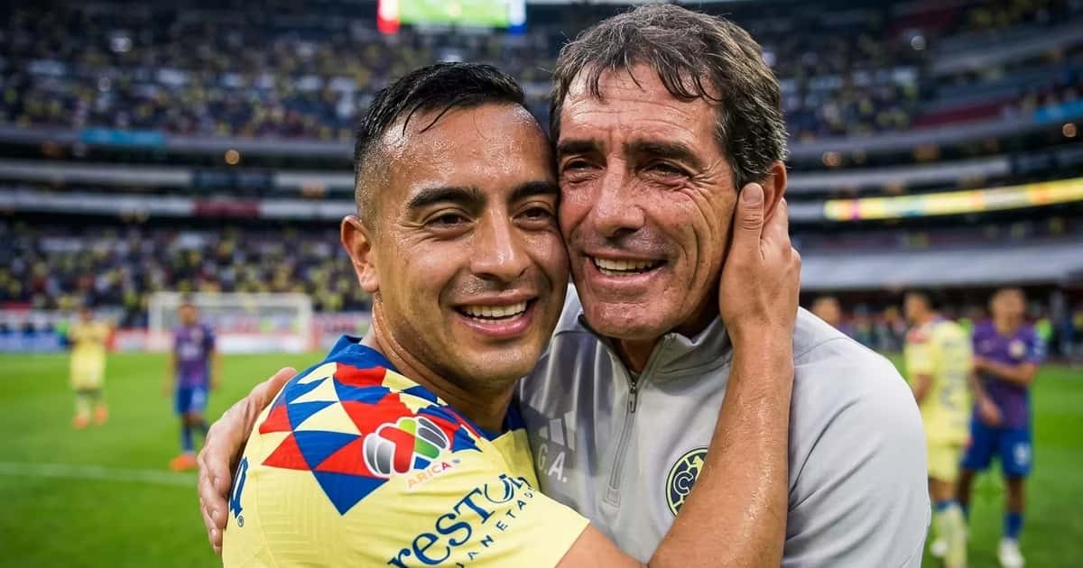 Erick Sánchez abrazado a Guillermo Almada