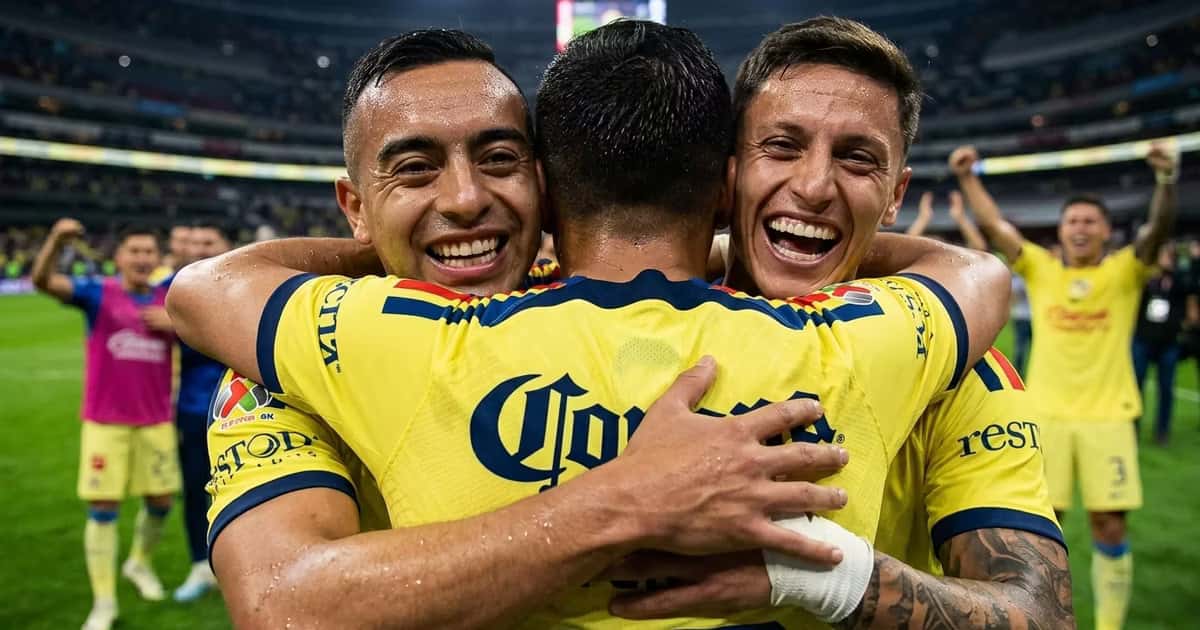 Erick Sánchez y Brian Rodríguez abrazando a un jugador de América