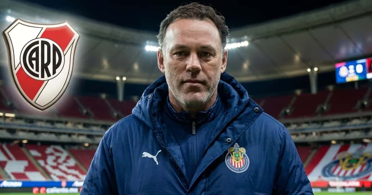 Gabriel Milito con un saco de Chivas junto al escudo de River Plate