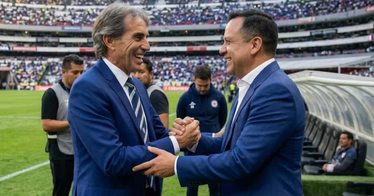 Ilustración digital de Guillermo Almada saludando a Víctor Velázquez en Cruz Azul
