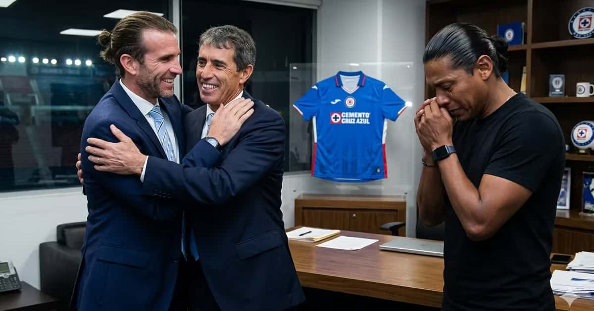 Guillermo Almada cerca de Cruz Azul y Joel Huiqui fuera de la máquina.