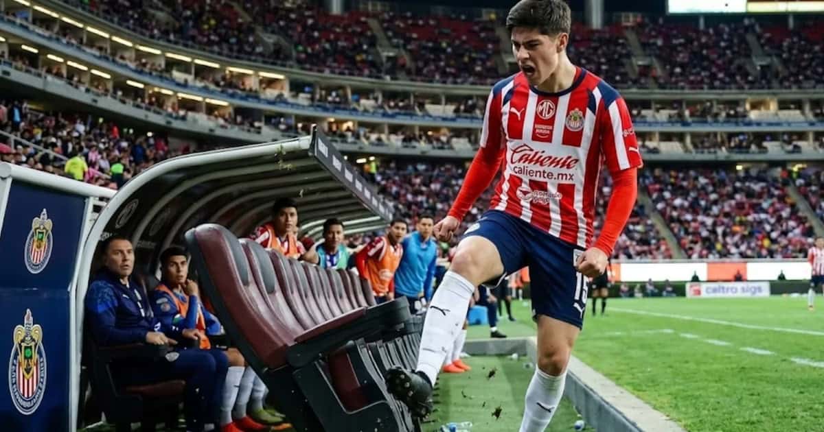 Armando "Hormiga" González enojado mientras patea la banca de suplentes en el Estadio Jalisco