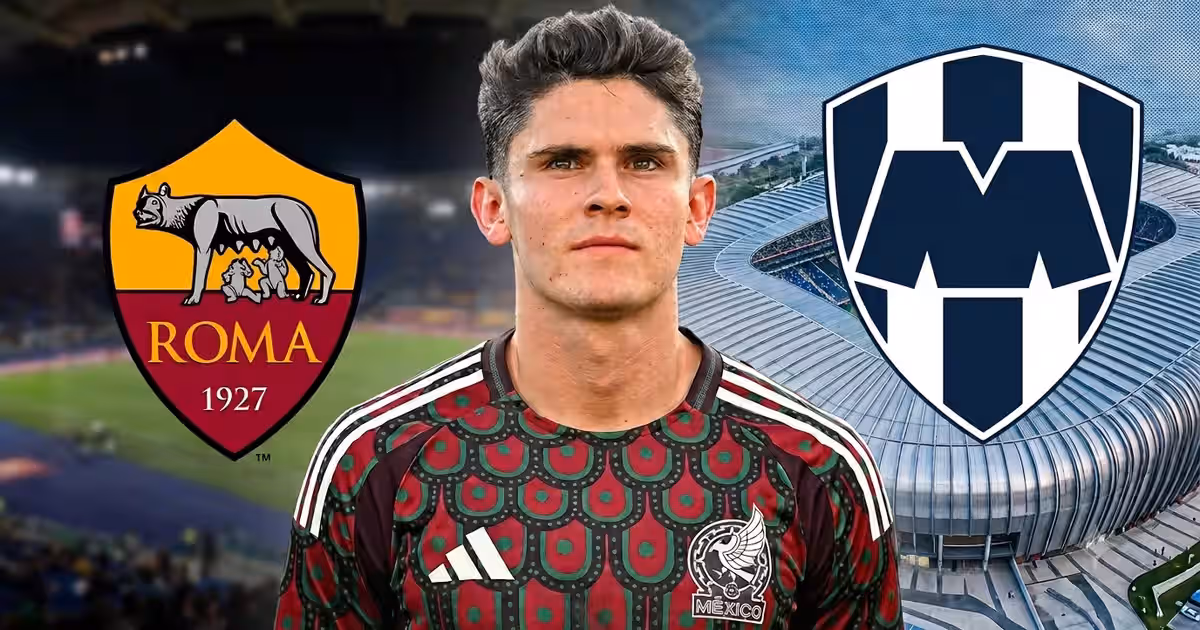 Israel Reyes entre el escudo de AS Roma y Club de Fútbol Monterrey