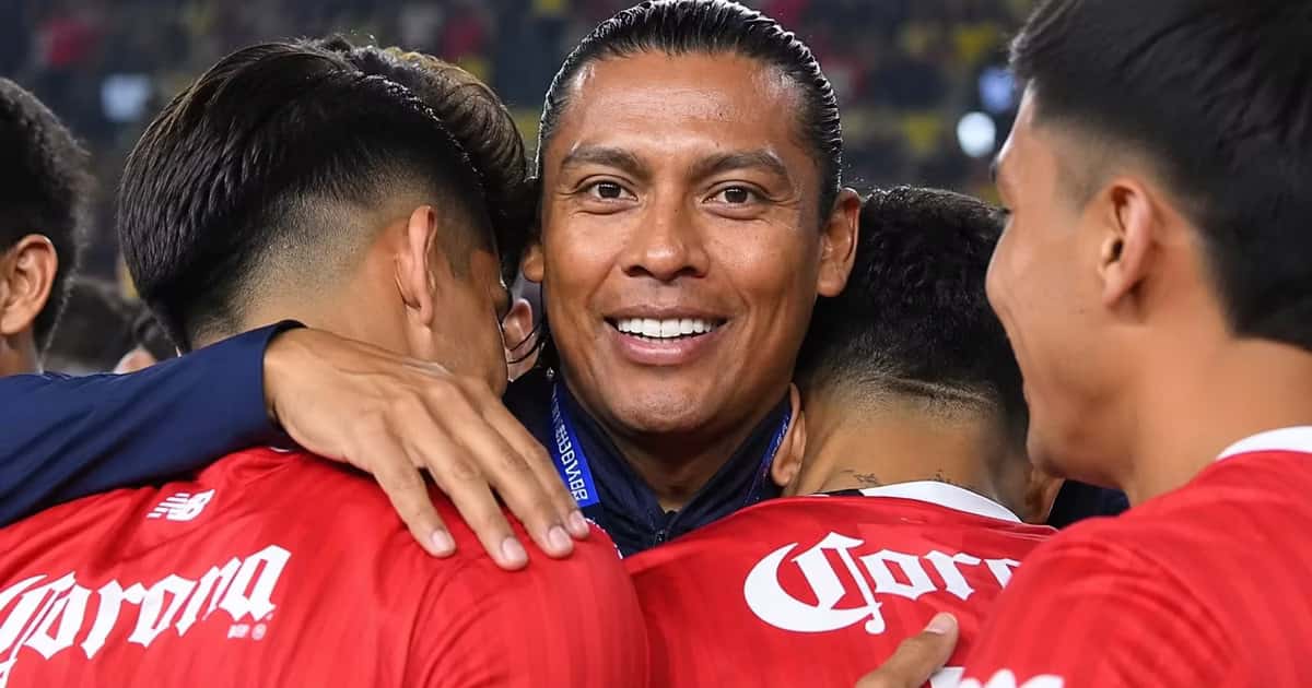 Joel Huiqui saludó a los jugadores de Toluca después de ganar su segundo título con Cruz Azul.