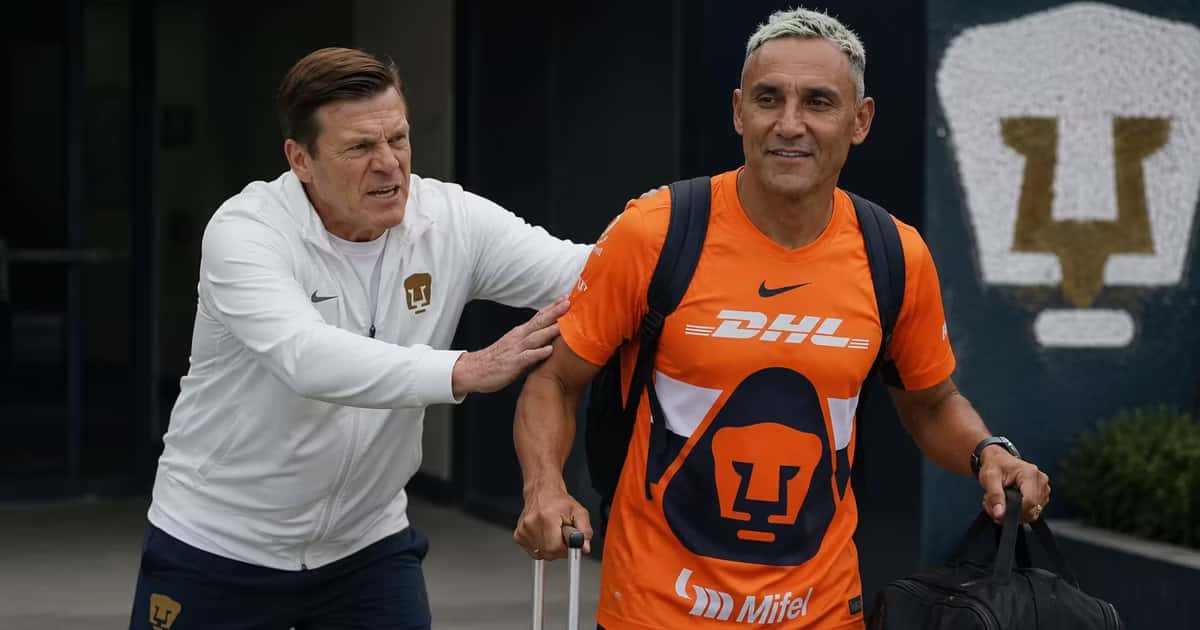 Keylor Navas continúa como capitán de Pumas, pero una cláusula de salida mantiene abierto su futuro ante el interés de clubes extranjeros.