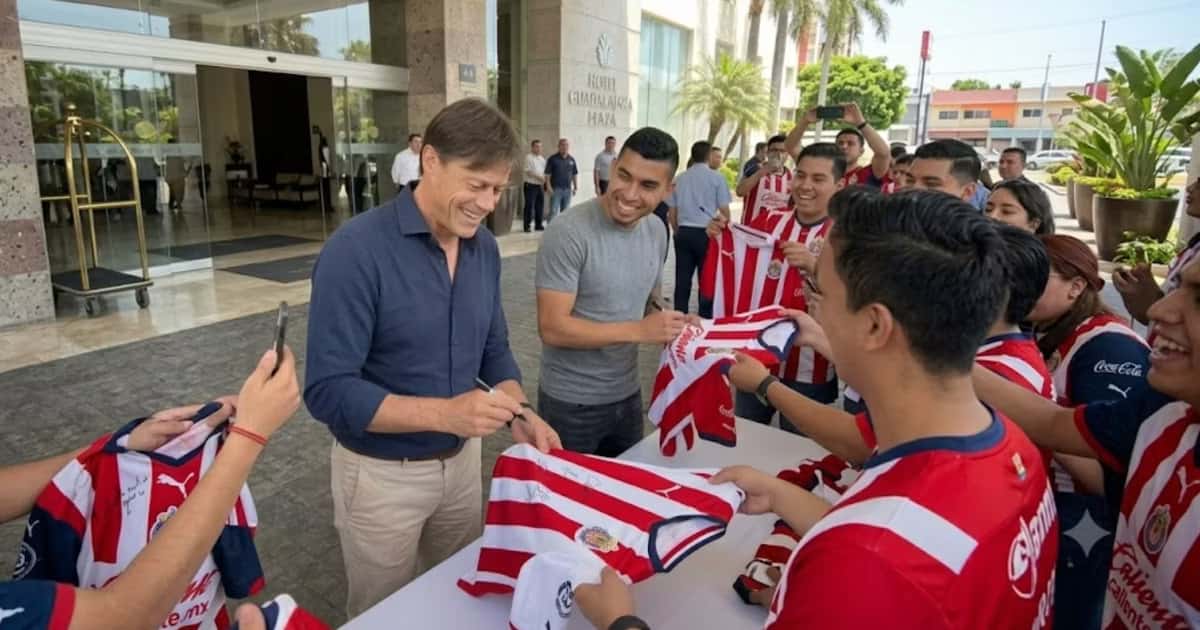 Matías Almeyda y Orbelín Pineda firmando camisetas a fans del Chivas