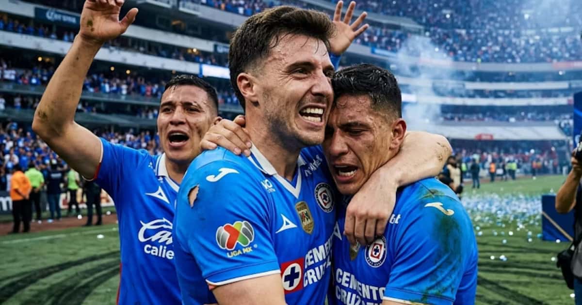 José Paradela festejando con sus compañeros
