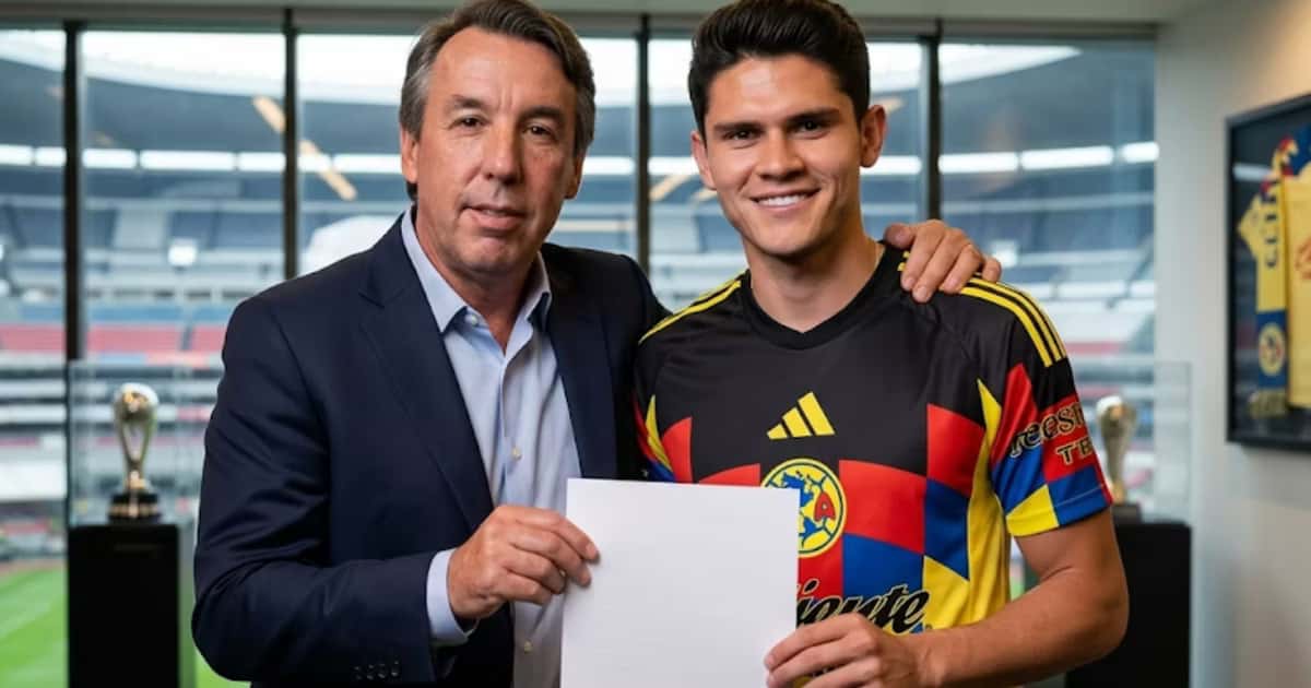 Emilio Azcárraga Jean e Israel Reyes con el contrato en sus manos