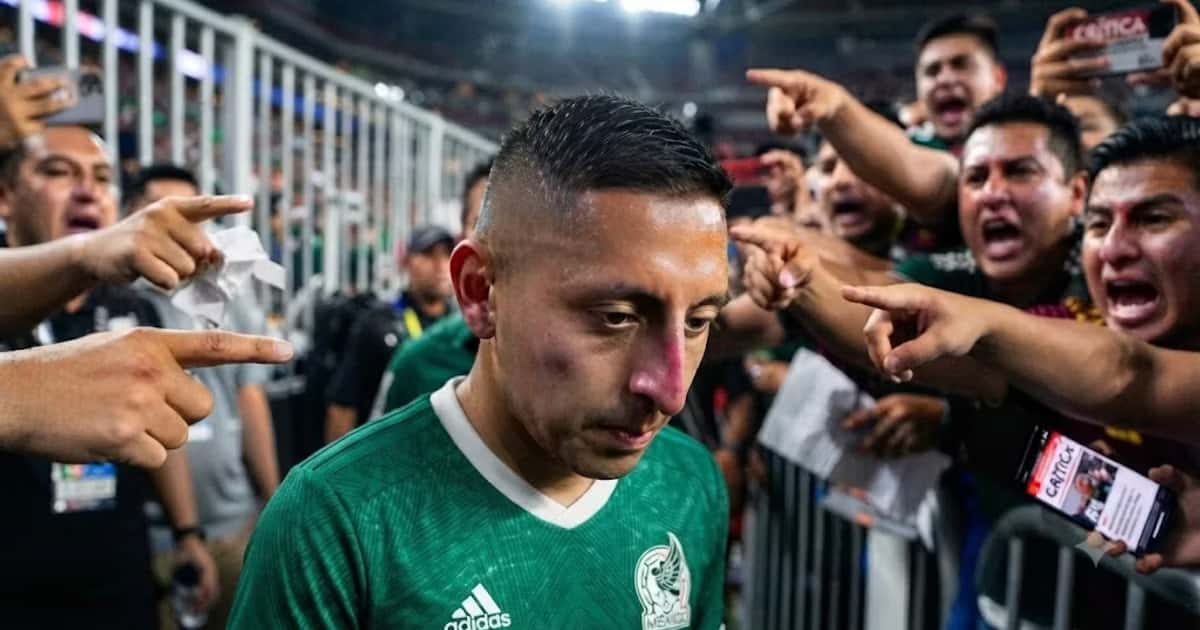 Roberto Alvarado quedó señalado por perder la marca de Jude Bellingham en el primer gol de Inglaterra ante México.