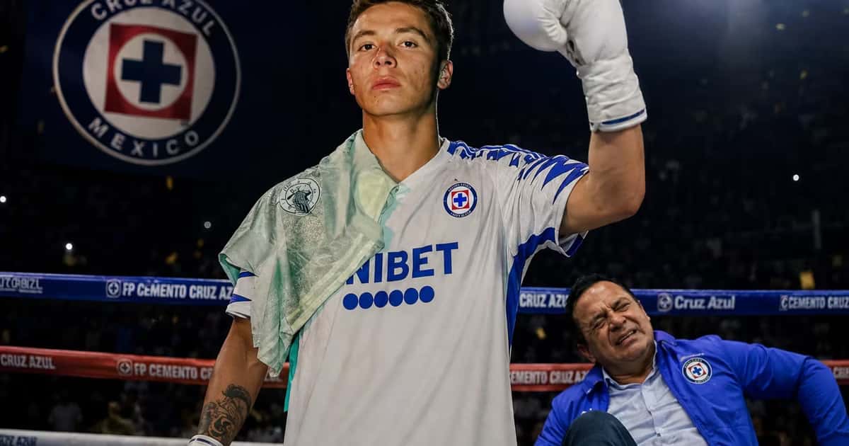 Rodrigo Huescas con guante de boxeo tras vencer a Víctor Velázquez