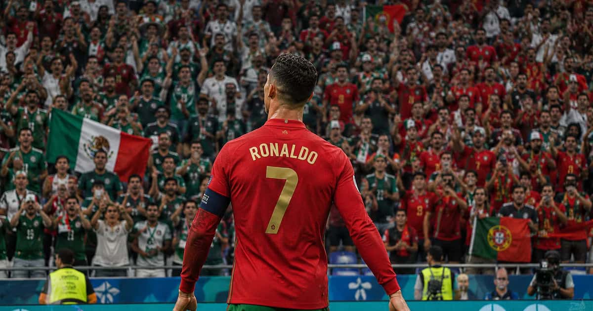 Cristiano Ronaldo marcó con Portugal y aficionados mexicanos lo celebraron con cánticos al estilo tricolor.