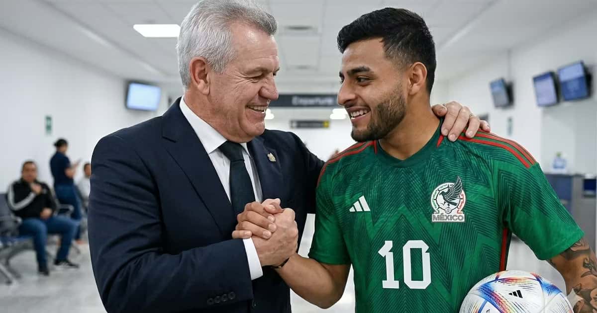 Javier Aguirre felicitó a Alexis Vega