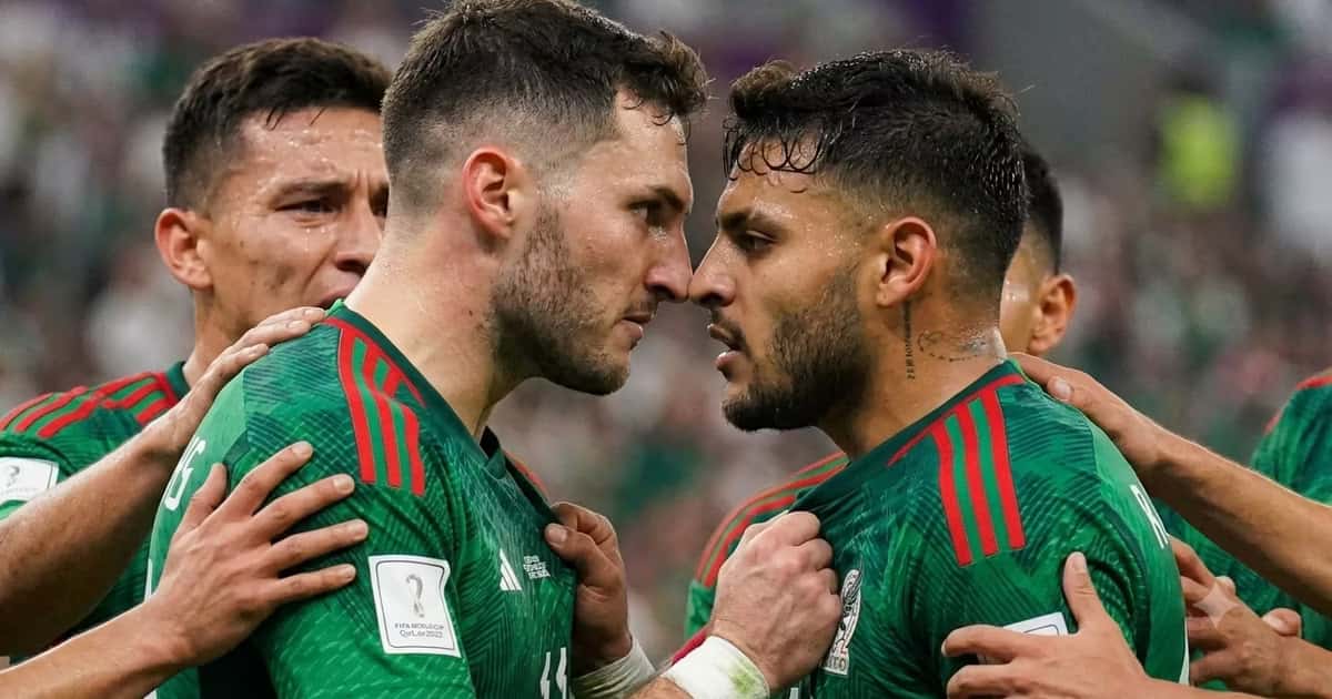 La broma de Santiago Giménez que no le agradó a Alexis Vega