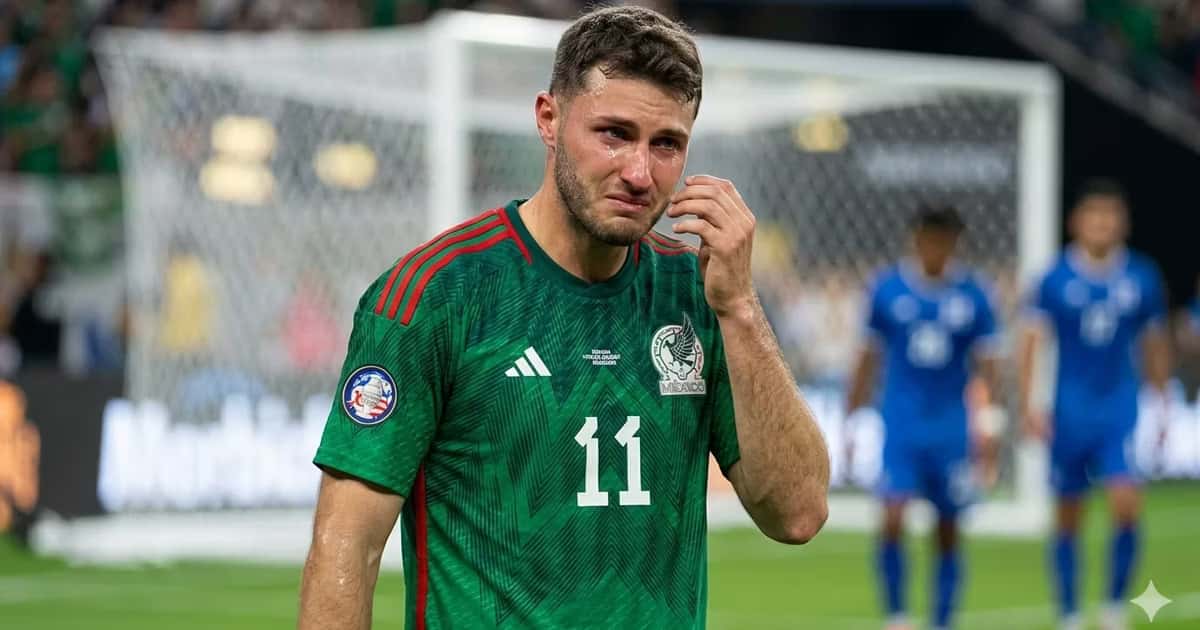Santiago Giménez podría quedarse fuera del Mundial por intereses comerciales
