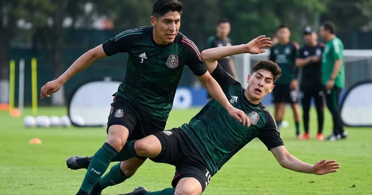 Edson Álvarez choco contra Armando González en el entrenamiento.