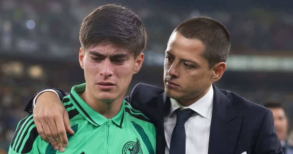 Chicharito Hernández saludó y abrazó a Armando “Hormiga” González desde las gradas tras la eliminación de México ante Inglaterra.