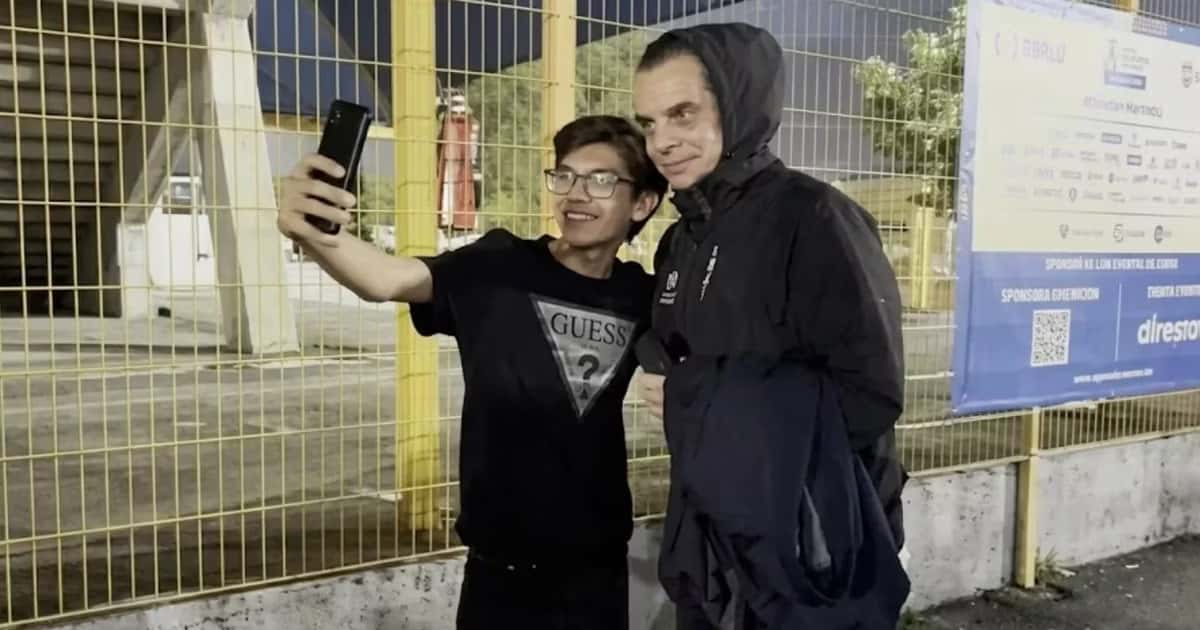 Christian Martinoli atiende a fans tras terminar sus labores en TV Azteca