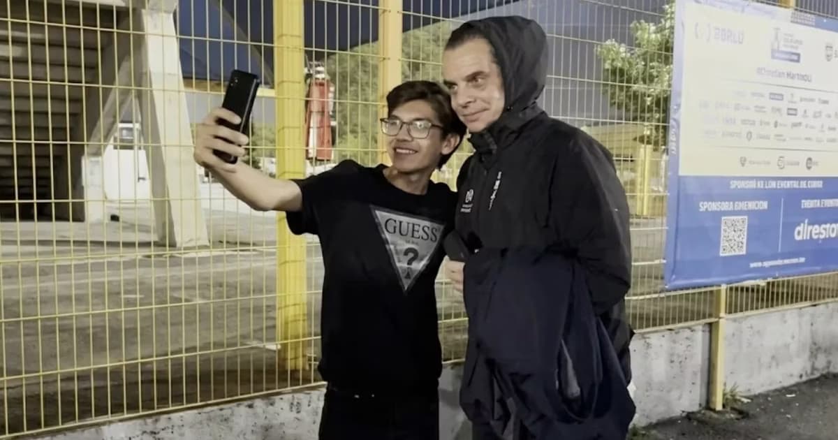 Christian Martinoli atiende a fans tras terminar sus labores en TV Azteca